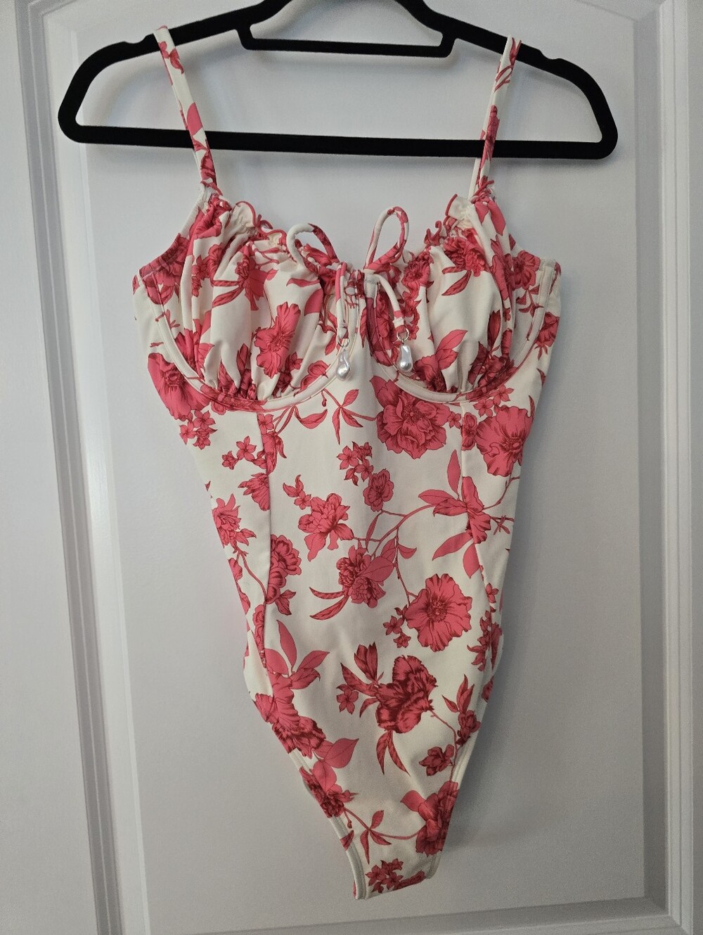 Cupshe Pink And White One Piece Swimsuit NWT size Medium 34D